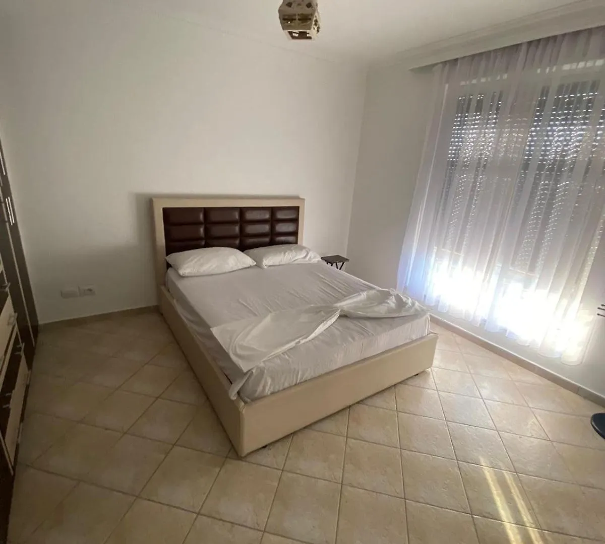 Itan Central 4 Room Apartment ティラナ アルバニア