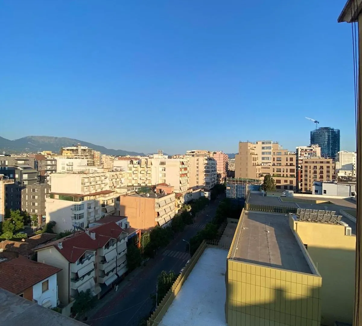Itan Central 4 Room Apartment ティラナ