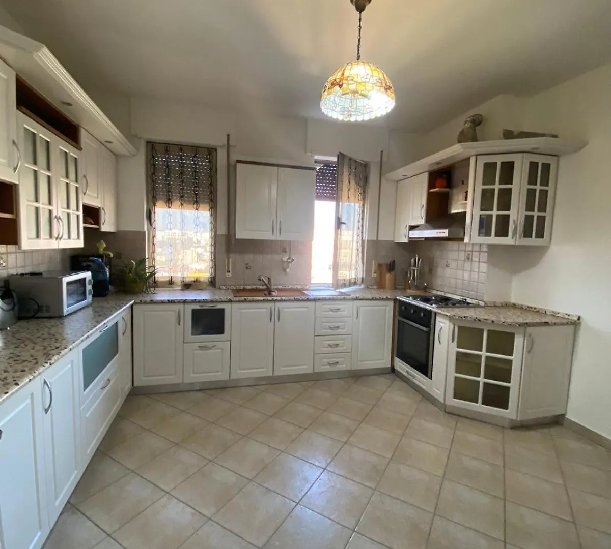 Itan Central 4 Room Apartment ティラナ