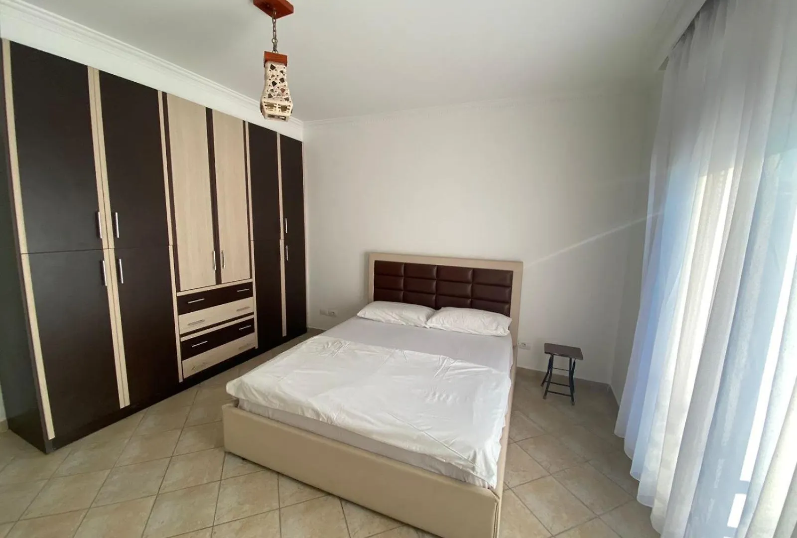 Itan Central 4 Room Apartment ティラナ