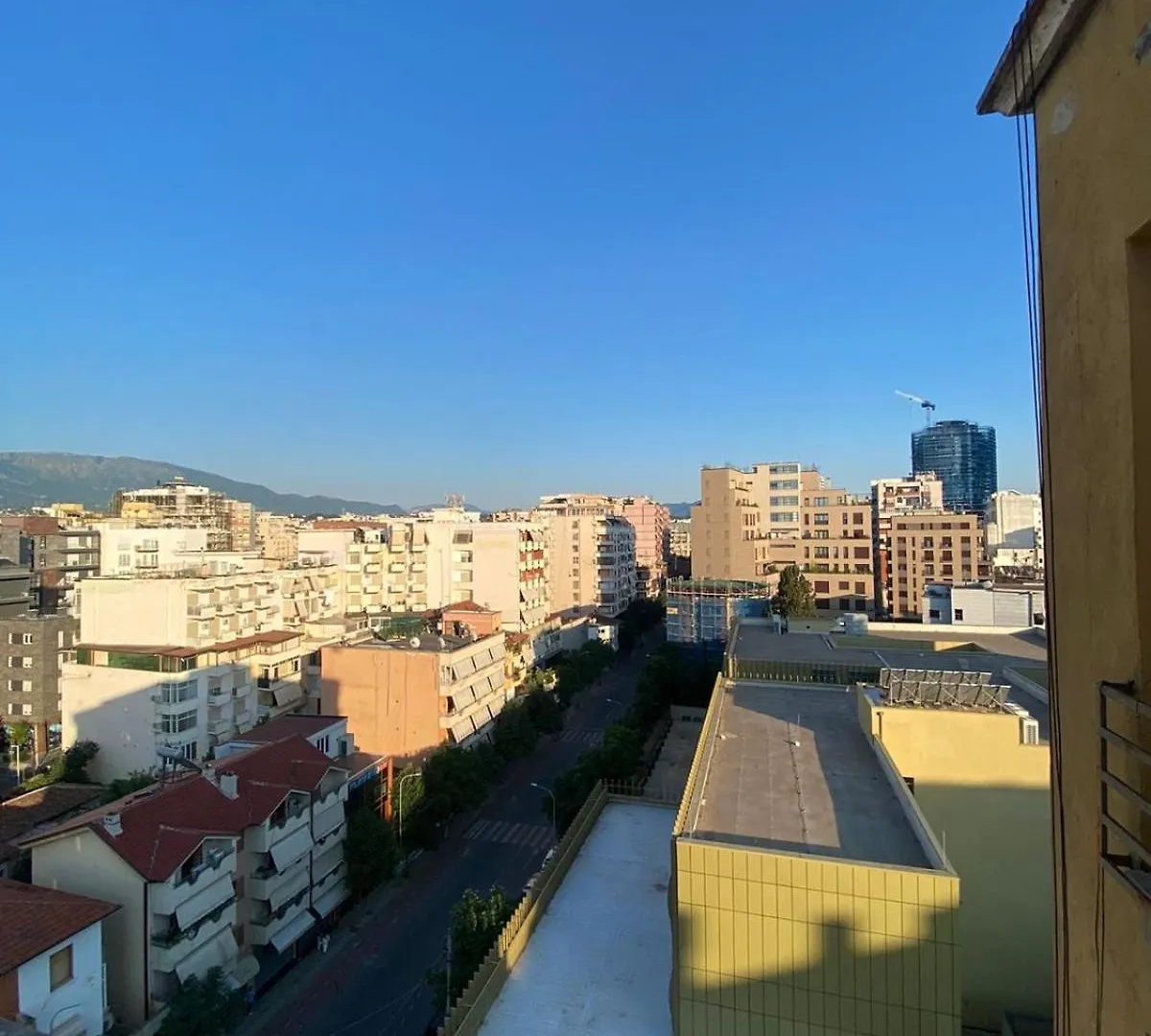 Itan Central 4 Room Apartment ティラナ