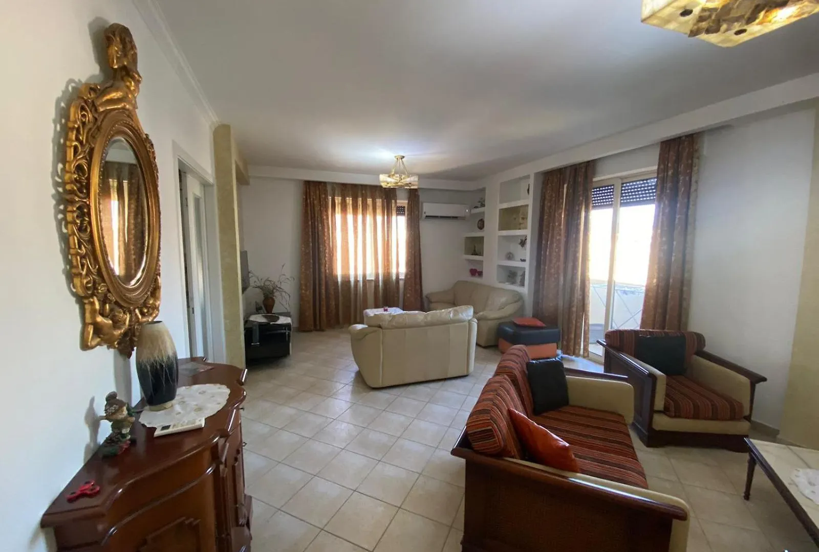 Itan Central 4 Room Apartment ティラナ
