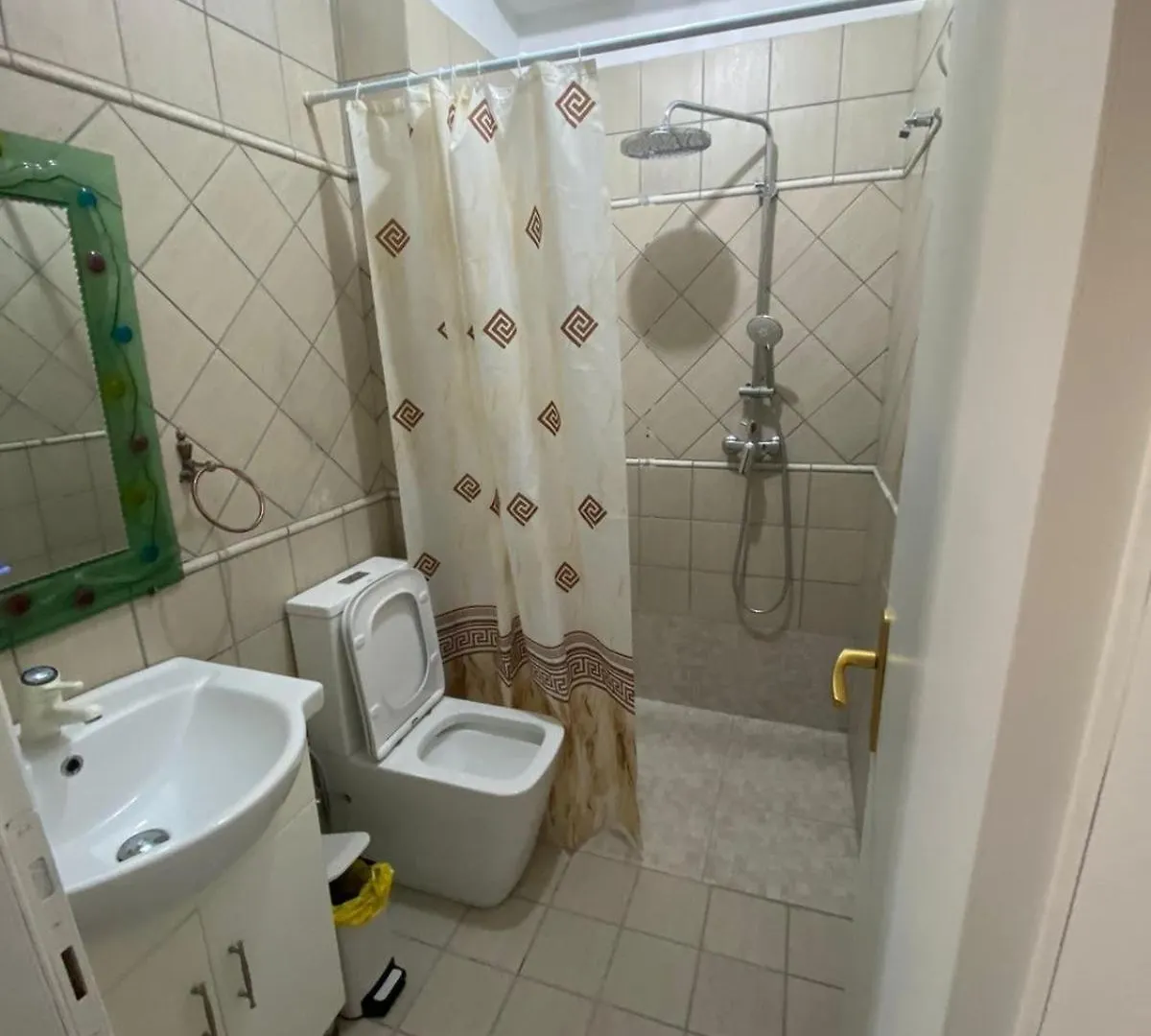 Itan Central 4 Room Apartment ティラナ