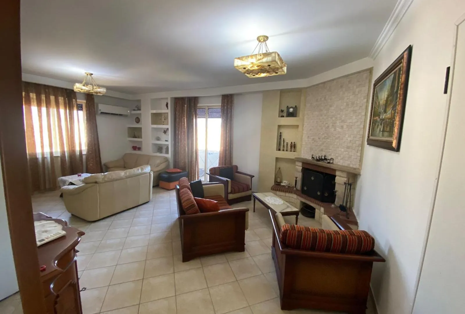 Itan Central 4 Room Apartment ティラナ アルバニア