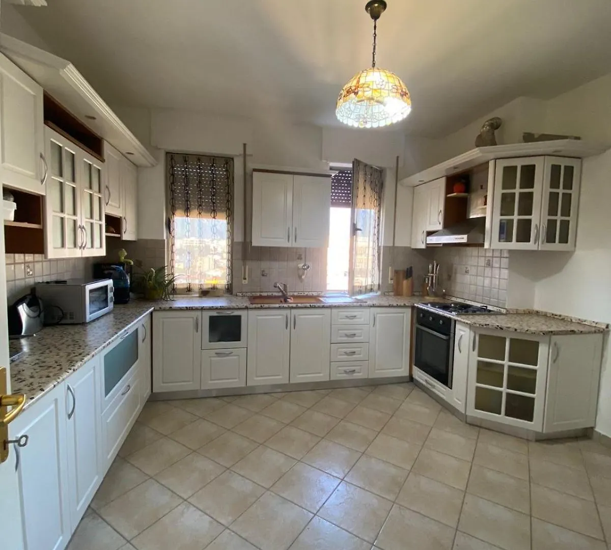 Itan Central 4 Room Apartment ティラナ